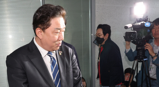 더불어민주당 김병기 의원이 11일 국회에서 열린 김남국 의원 코인 진상조사단 첫 회의에 참석하고 있다. 김병기 의원은 조사단 팀장이다.  연합뉴스